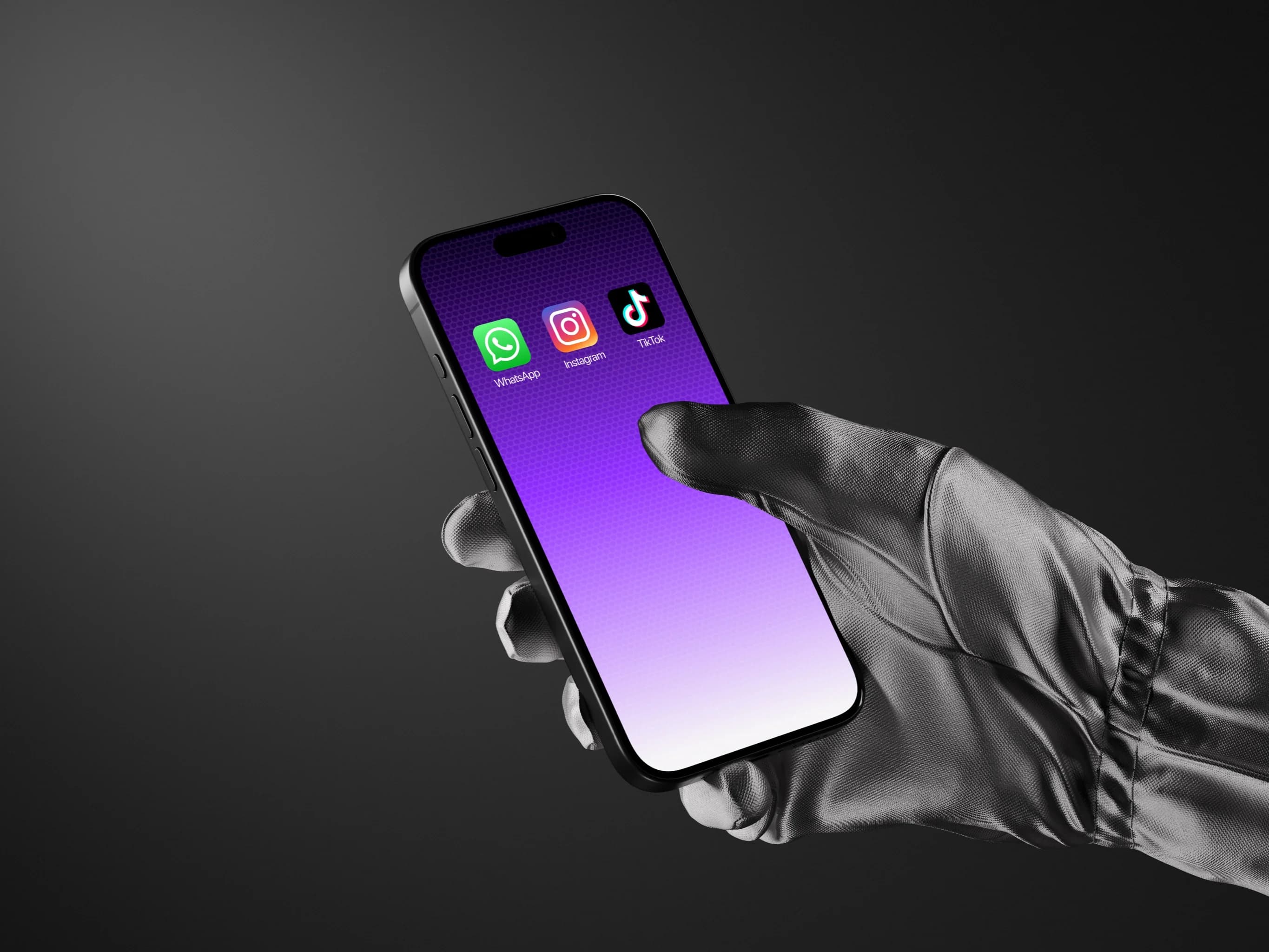 Mão segurando um celular com os ícones do WhatsApp, Instagram e TikTok na tela